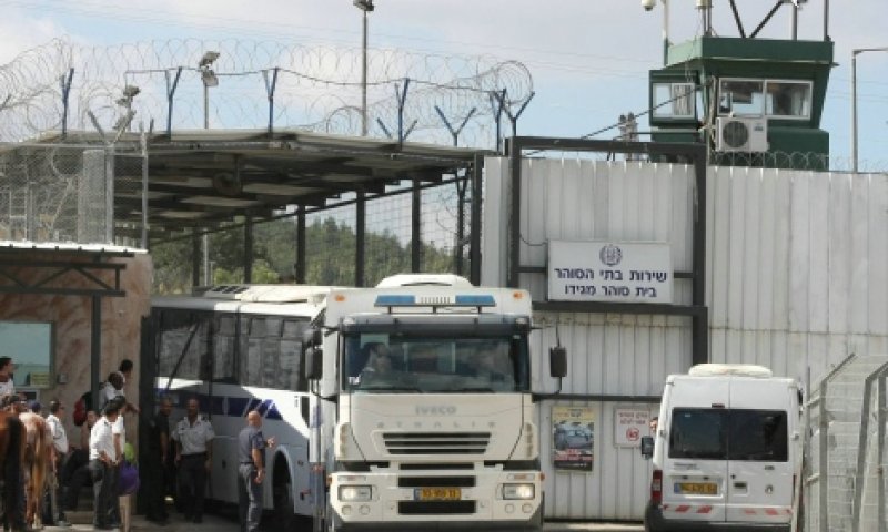 אוטובוס האסירים עוזב את שערי בית הסוהר מגידו. צילום: אלון רון