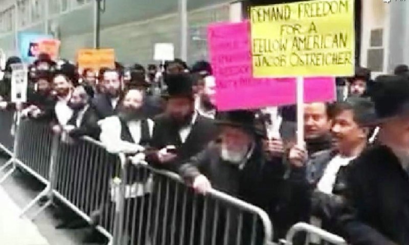 ההפגנה מול השגרירות