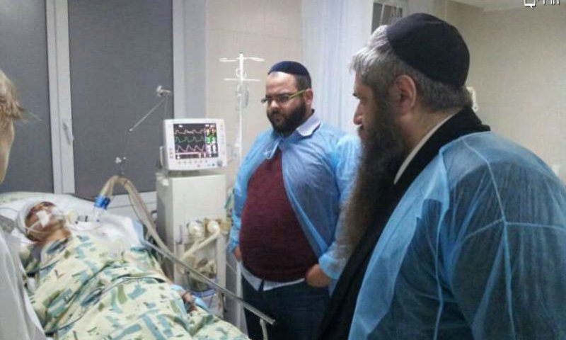 יענקי זילברמן עם הרב אסמן לצד הפצוע בבית החולים בקייב