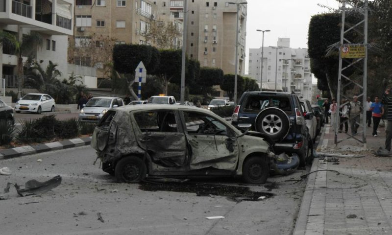 מכונית שנפגעה מטיל גראד באשדוד. צילום: הגולש בעל_המאה