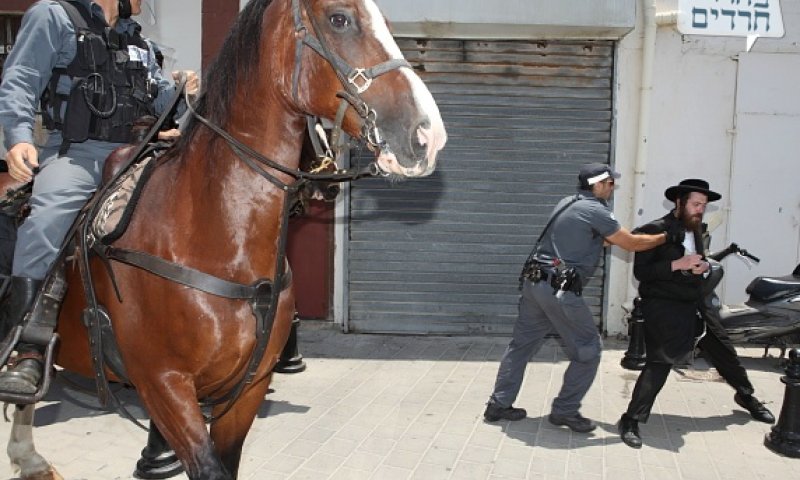 שוטרים מול מפגיני 'אתרא קדישא'. צילום אילוסטרציה: יעקב נחומי