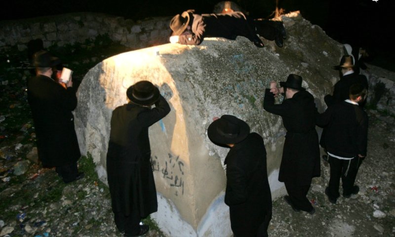 מתפללים בקבר 'שבעים הזקנים'. צילום: מנחם כהנא