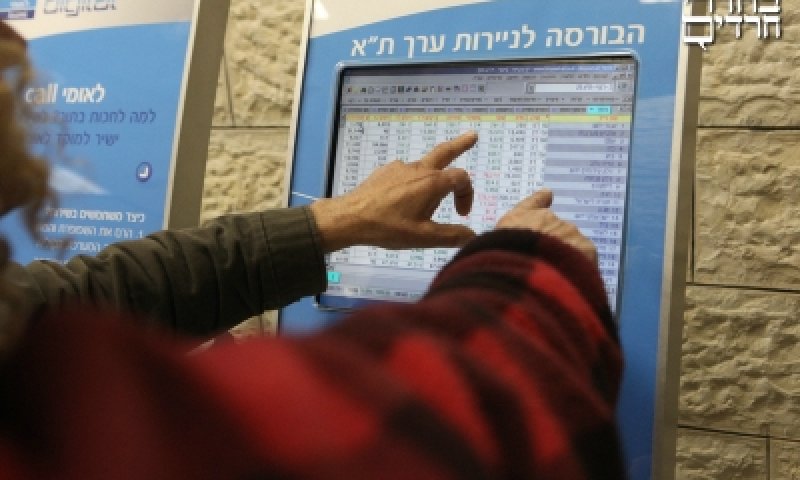 מסתכלים על מחשבי הבורסה, דקות לאחר הנפילה. צילום: פלאש 90