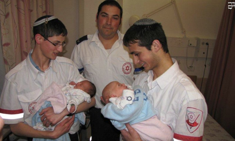 המיילדים עם התאומים שנולדו באמבולנס; צילום דוברות מד"א