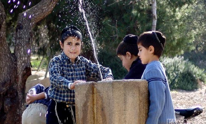 ילדים משחקים. תמונת אילוסטרציה