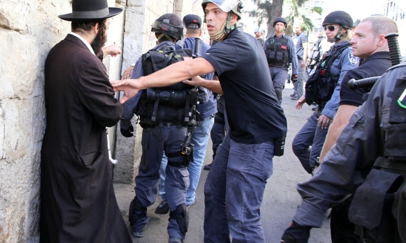 אנשי משטרה בפעילות במאה שערים. צילום: ארכיון