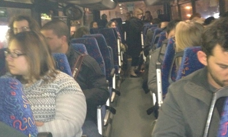 נשים בקדמת אוטובוס המהדרין; צילום twitter @SuperSvety