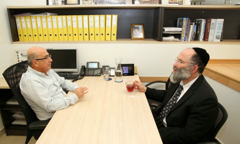 הרב דוב פוברסקי עם מנכ"ל אלרוב שמוליק בן משה. צילום: קובי הר צבי