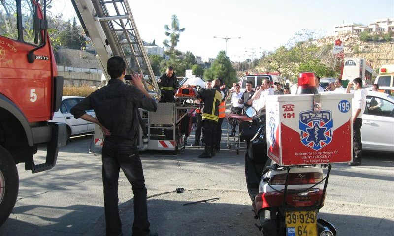 מחלצים פצוע מפיגומים. צילום אילוסטרציה