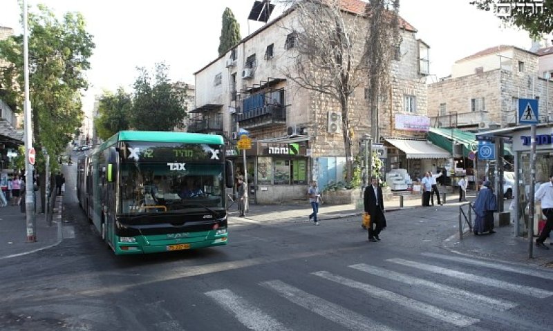 אוטובוס בשכונה חרדים. צילום: יעקב נחומי