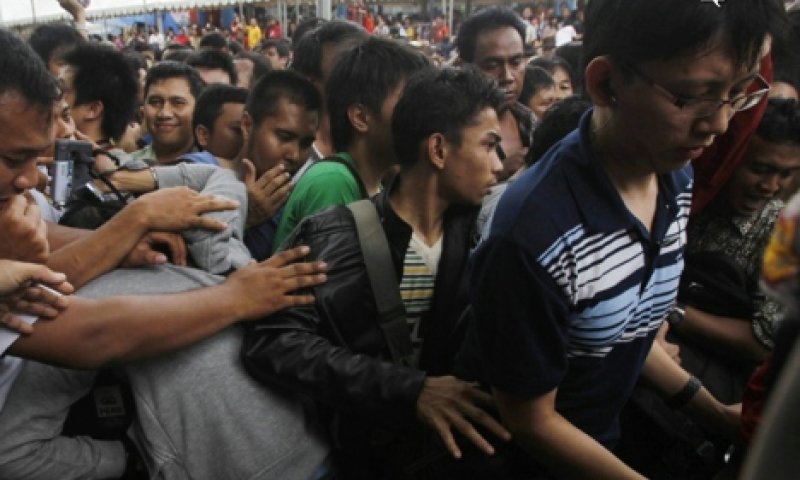 אלפי אינדונזים מחכים בתור בהשקת דגמי בלקברי חדשים במדינה. צילום: רויטרס