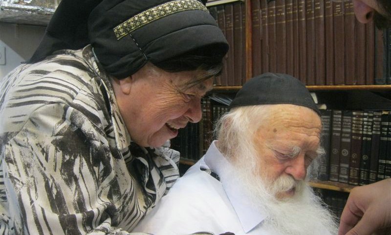 הרבנית והגר"ח מתבוננים בהגרי"ש 
