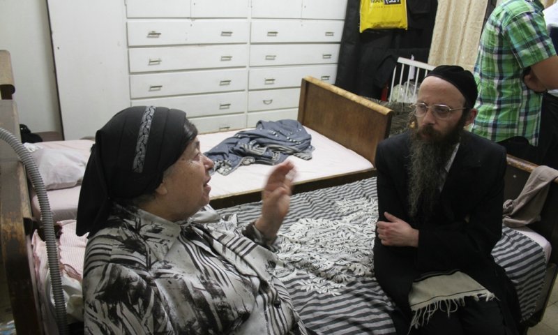 הרבנית קנייבסקי עם מבקש ברכה. צילום: אנשיל בעק
