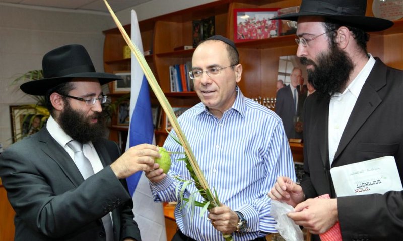 השר ופעילי חב"ד. צילום: משה בנימין