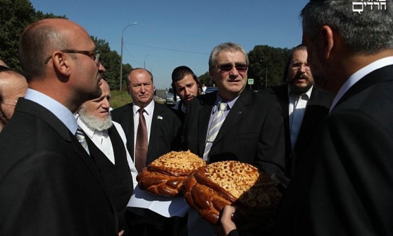 חברי משלחת זק"א עם מושל אומן