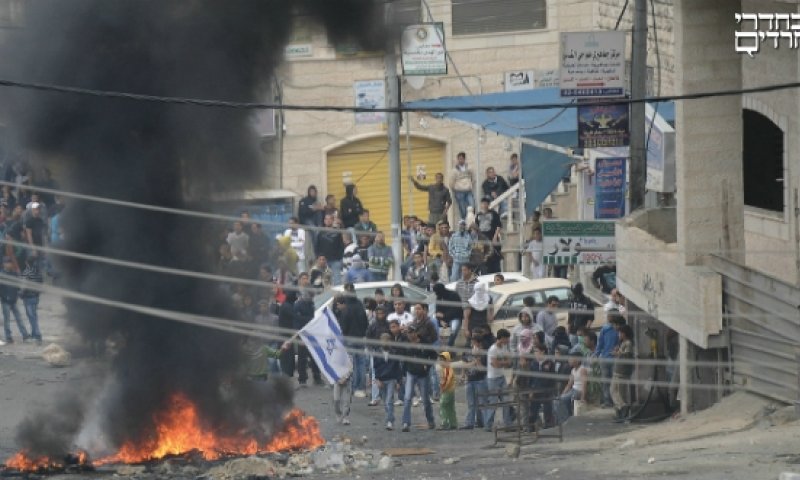 פלשתינים מתפרעים. צילום: דובר צה"ל