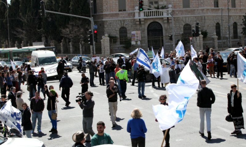 עצרת למען גלעד בסמוך לאוהל המחאה בירושלים. צילום: פלאש 90