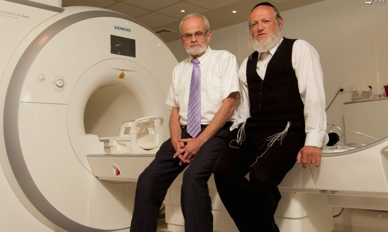 משי זהב ופרופ' היס עם ה-MRI - צילום טל שחר ידיעות אחרונות