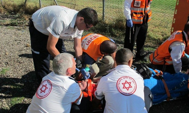 צוותי ההצלה מטפלים בוורקר הפצוע