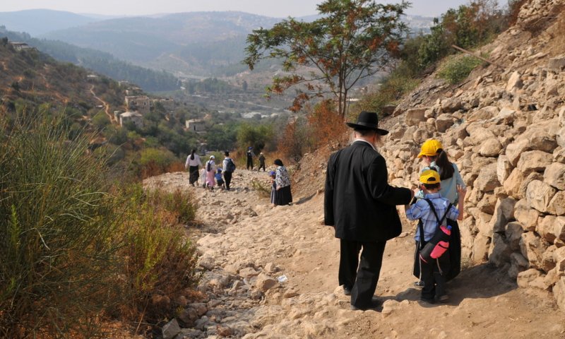 מטיילים בבין הזמנים