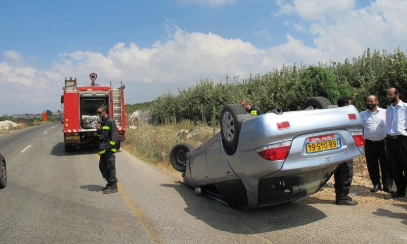 בחורי הישיבה סמוך לרכב ההפוך. צילומים: צביקה לבל, חדשות 24