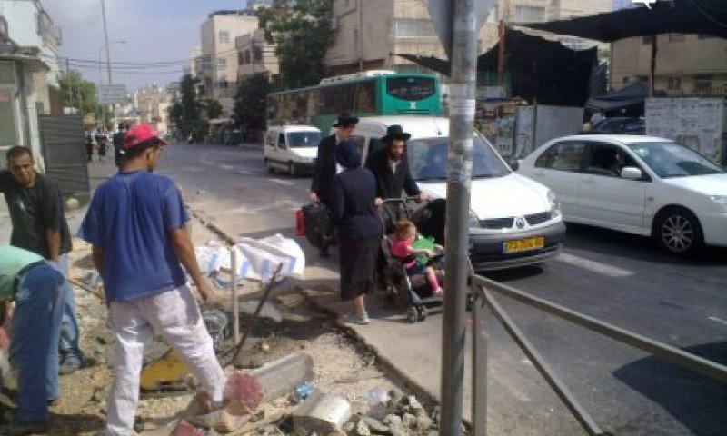 הולכים במרכז הכביש. צילום: בחדרי חרדים