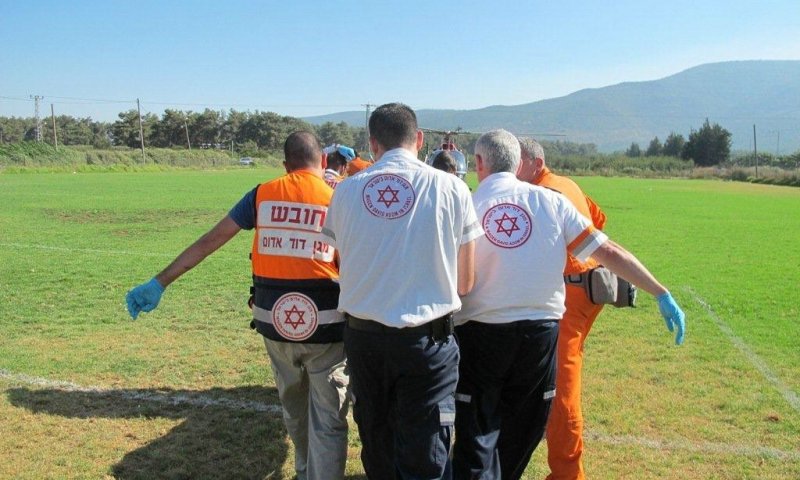 יששכר מפונה מזירת התאונה. צילום: צביקה לבל, חדשות 24