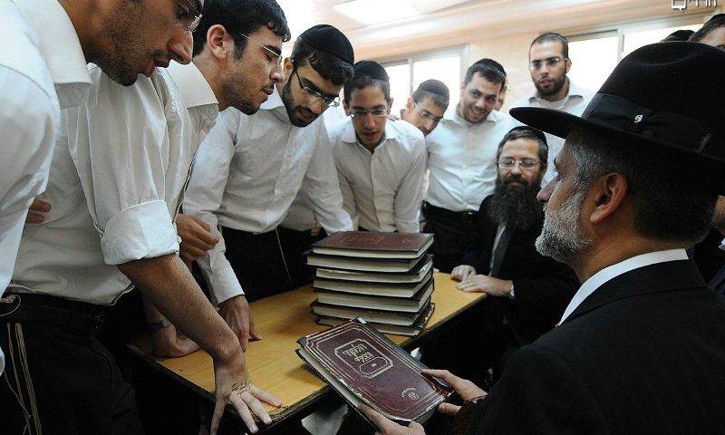 אלי ישי מוקף בחורי ישיבה בישיבת 'בנין אב'