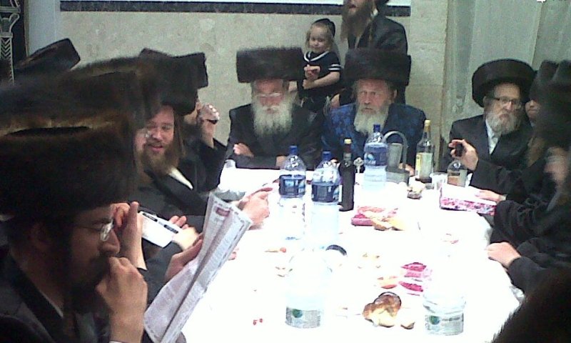 האחים מספינקא ירושלים בסעודה שלישית. צילום (לאחר צאת השבת): בחדרי חרדים