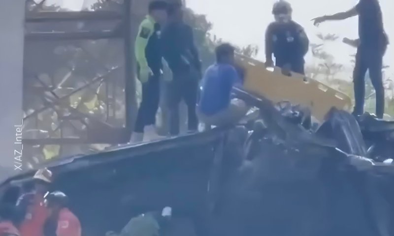 מנוף כבד קרס על רכבת נוסעים: עשרות הרוגים ופצועים