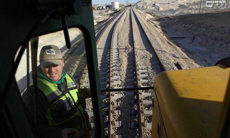 עובד רכבת על הפסים. צילום ארכיון: יעקב נחומי