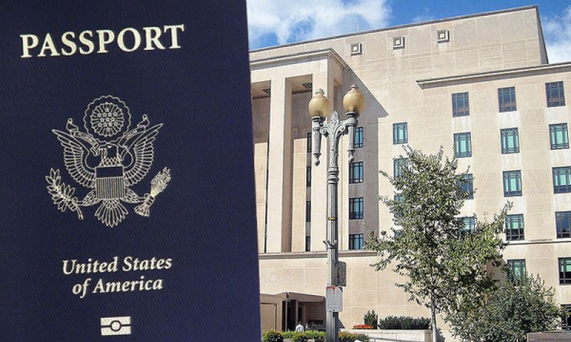 דרכון אמריקני על רקע הסטייט דיפרטמנט