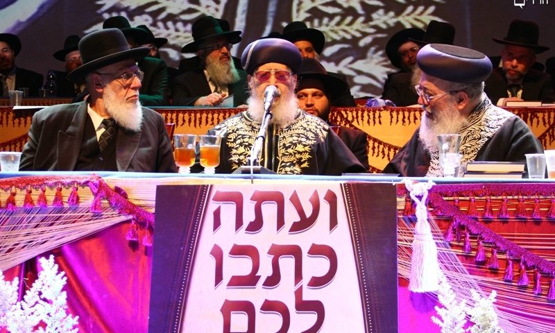 הגר"ע יוסף במעמד, לצד הגר"ש עמאר והגר"ש כהן