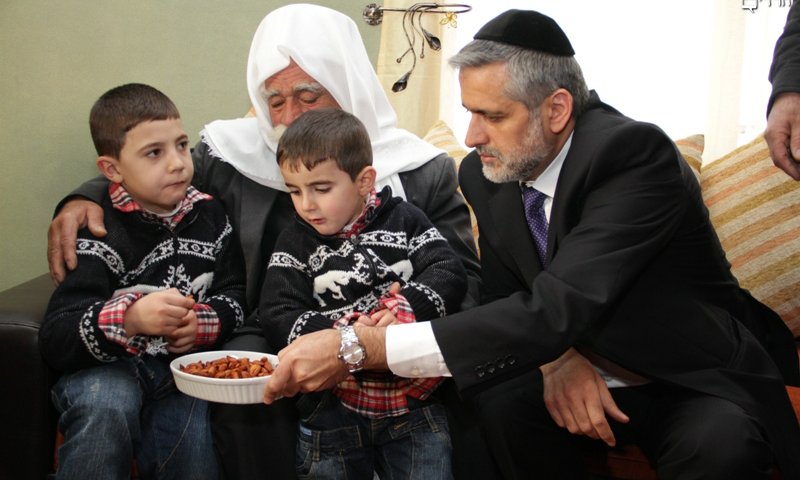 אלי ישי עם משפחות הניספים באסון • צילום: יעקב כהן