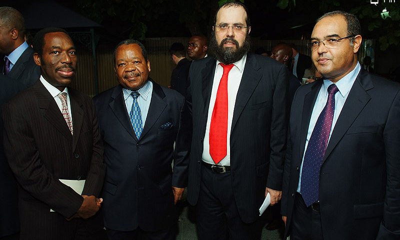 שלוחי חב"ד עם ראש ממשלת קונגו. צילומים: ישראל ברדוגו