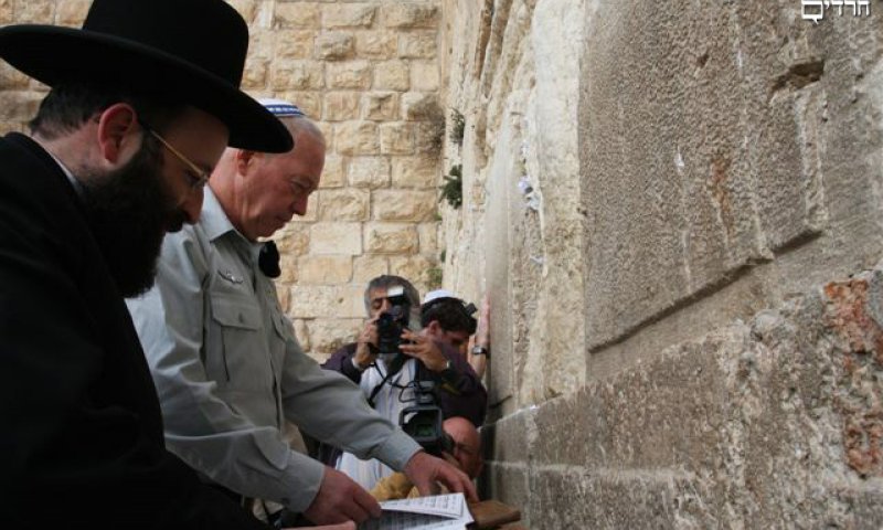 הרמטכ"ל הנכנס בכותל המערבי; צילום: רוטרניק