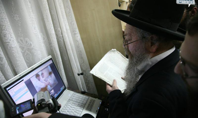 הרב בצרי בנסיון הוצאת הדיבוק דרך האינטרנט. צילום: אליהו קובין