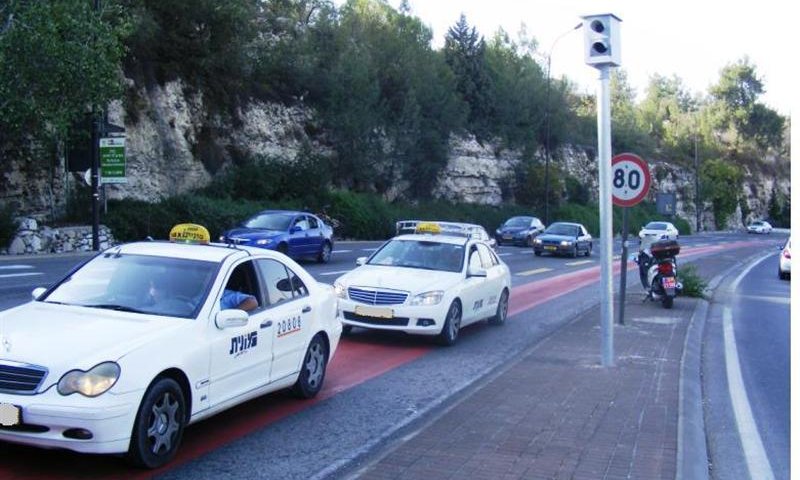 רכבים בנתיב תחבורה ציבורית בירושלים