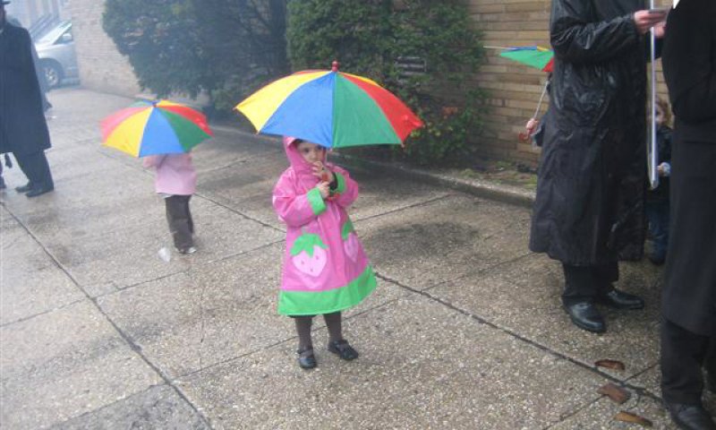 ילדים בגשם 