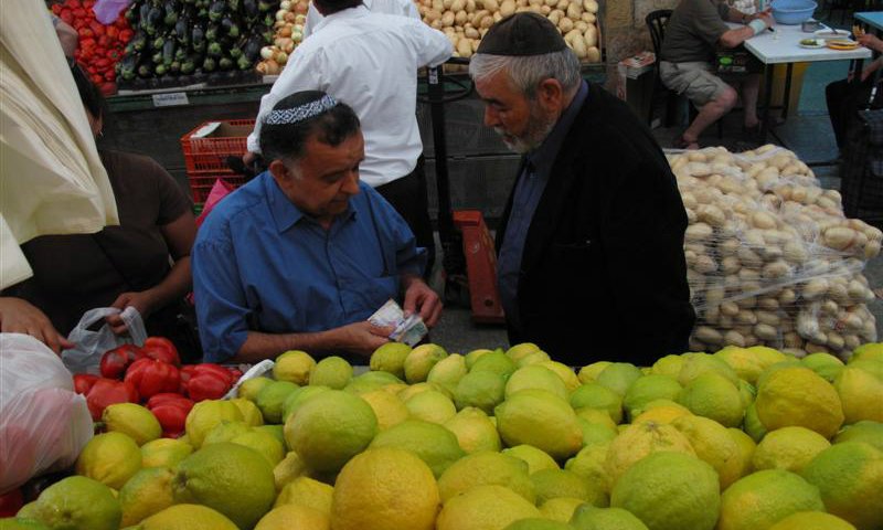 יעלו את המע"מ גם על הפירות והירקות? שוק מחנה יהודה. צילום: יצחק לב ארי