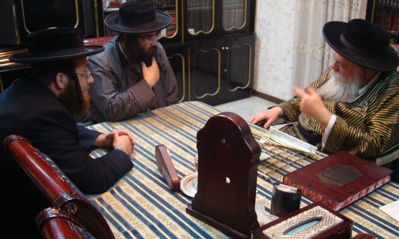 הרב טוביה פרוינד (משמאל) בשיחה עם האדמו"ר ובנו של הגר"מ מאיר ברנדסדורפר  זצוק''ל