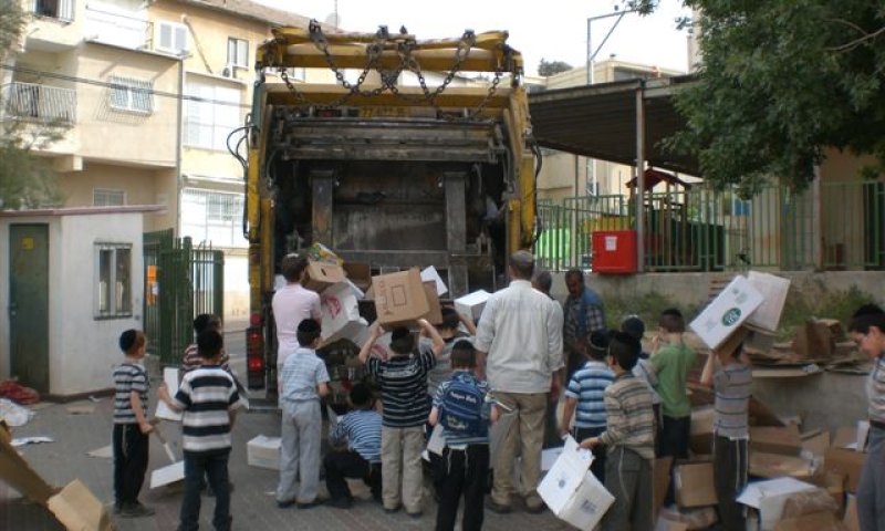 מפנים זבל בבני ברק. צילום: אילוסטרציה