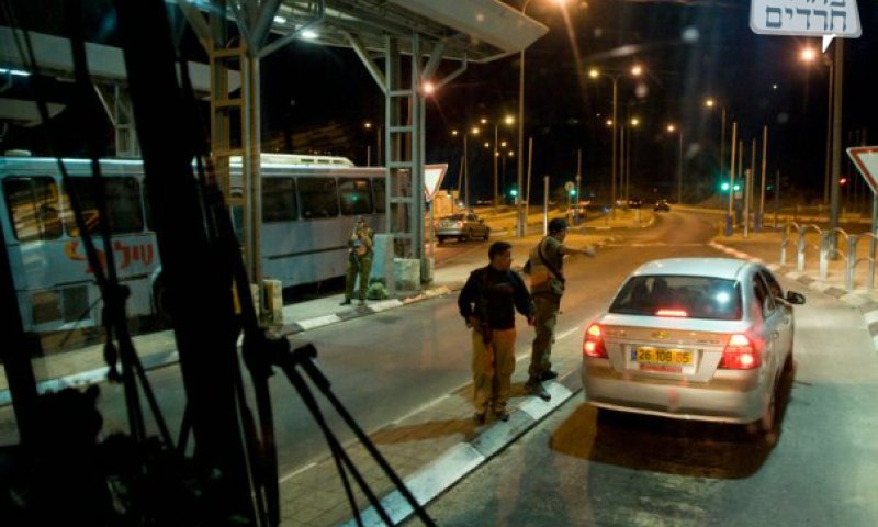 האוטובוס במחסום. צילום: הגולש תמונת_המצב 