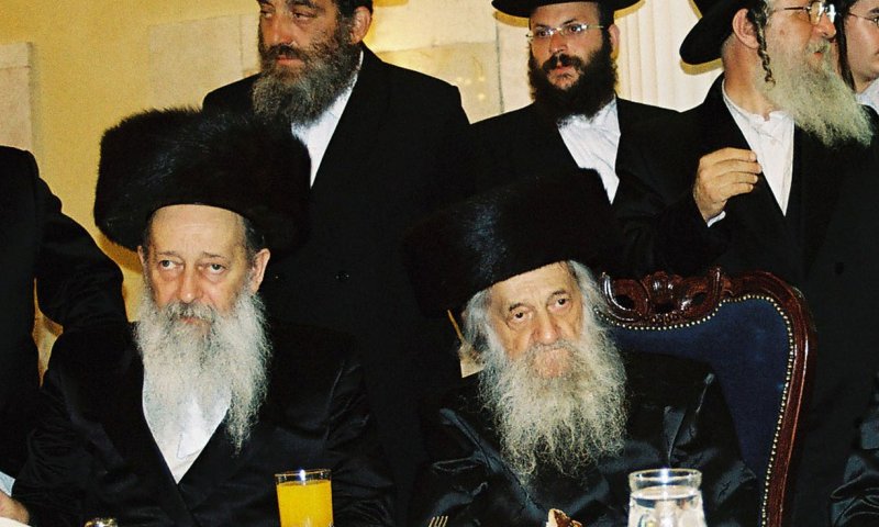 הרבנים וואזנר. מאחורי הגר"ש גבאו, ר' יהושע לוי. צילום: א. וסרמן
