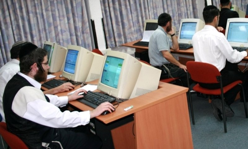 לומדים בקורס של מנפאוור מחשבים. צילום אילוסטרציה