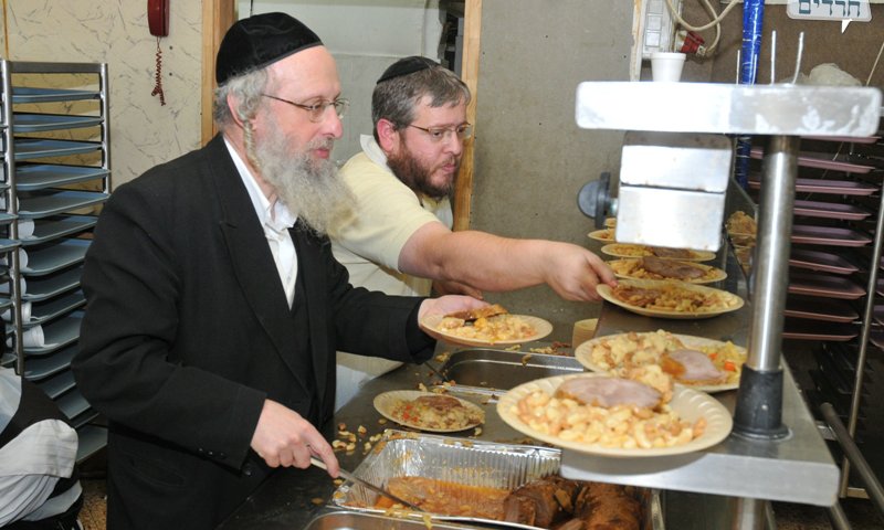 מנהלי 'בית התבשיל' בחלוקת האוכל