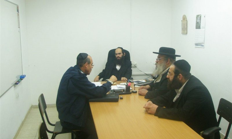 סנ"צ פיני כהן ובנצי אוירוינג בסיור בישיבה בירושלים
