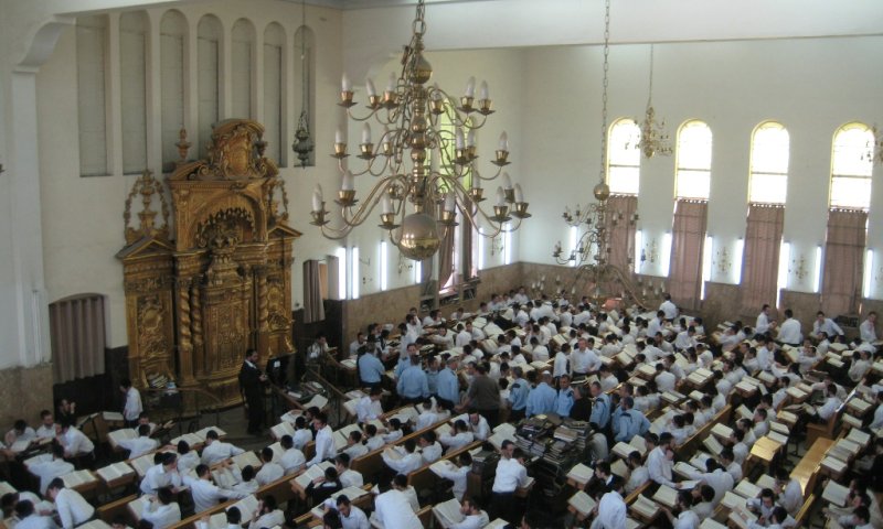 בכירי חיל האוויר בישיבת פוניבז'. בקרוב חיילים מהמקום?