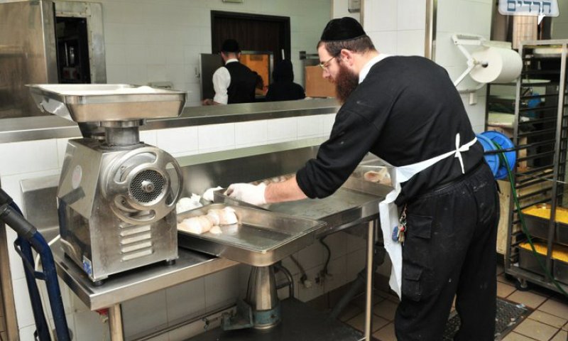 חלוקת מזון ב'אשל מפעלי רווחה - כולל חב"ד'. צילום: אליהו הלוי