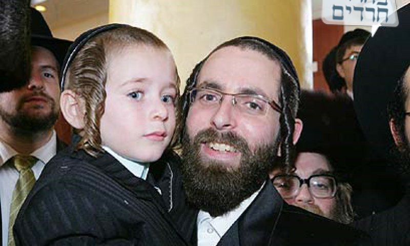 הקדוש ר' בן ציון קרומן הי''ד עם בנו בן ה-5